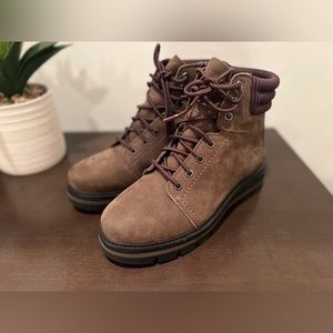Women’s Timberland Cervinia Valley Waterproof Boots. Size 9.